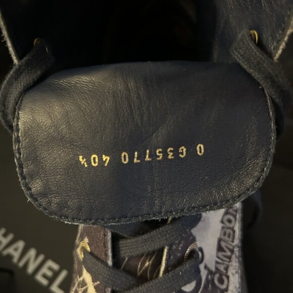 WOMEN 100% AUTHENTIC LACEUP PRINTED SUEDE CALFSKIN CHANEL WHITE/NAVY BLUE BOOTS - Picture 9 of 14